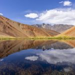 Paisaje montañas y laguna del santuario río cochiguaz