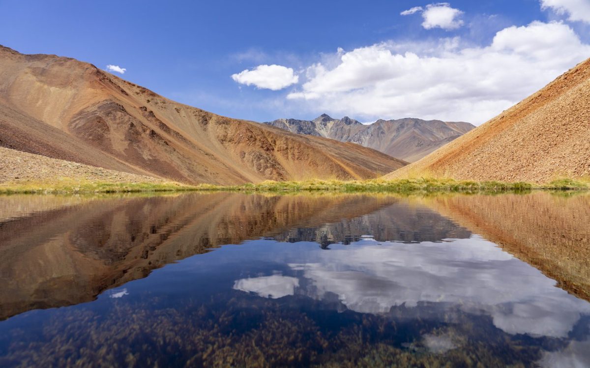 Paisaje montañas y laguna del santuario río cochiguaz